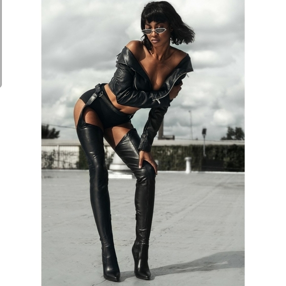 Thigh high black boots with belt - Picture 14 of 16